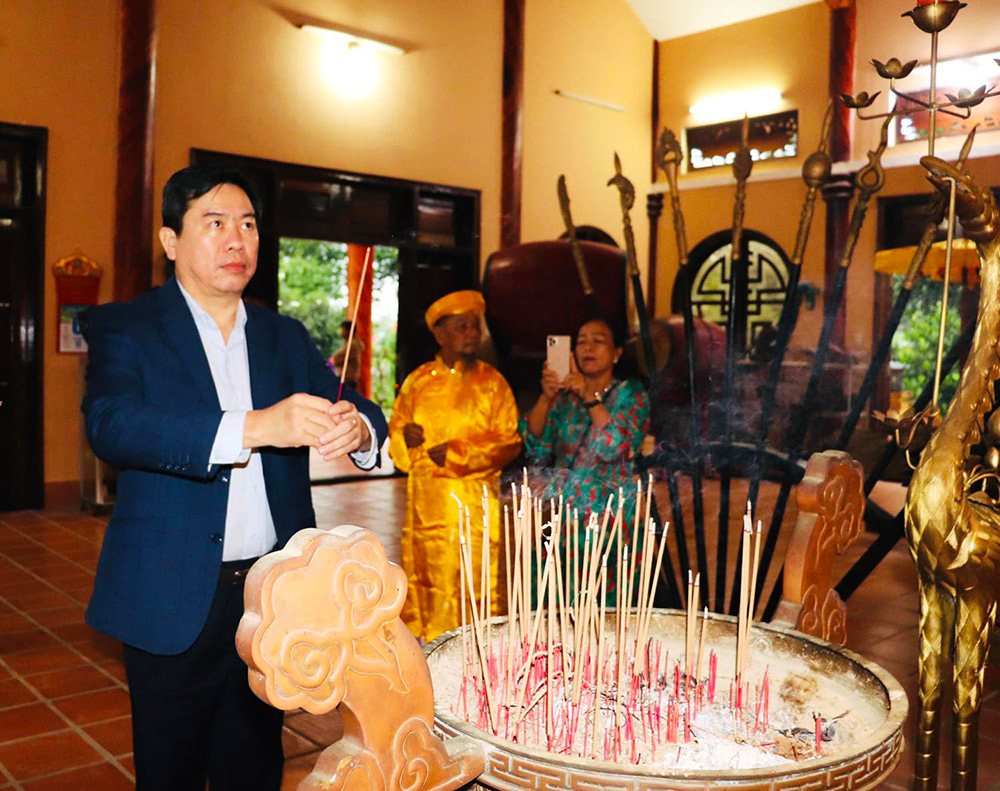 Đồng chí Trần Hữu Thế, Phó Bí thư Tỉnh ủy, Chủ tịch UBND tỉnh dâng hương tưởng niệm Danh nhân Lương Văn Chánh. Ảnh: THIÊN LÝ